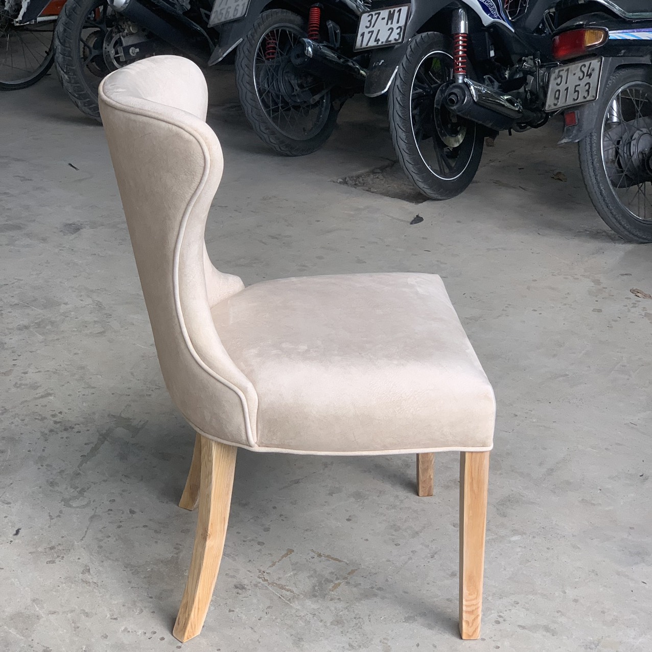 Ghế Ăn Wingback Gỗ Ash Bọc Da Công Nghiệp