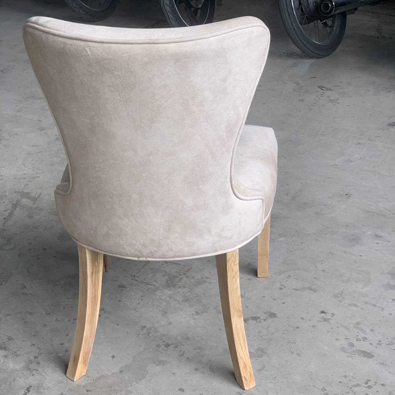 Ghế Ăn Wingback Gỗ Ash Bọc Da Công Nghiệp