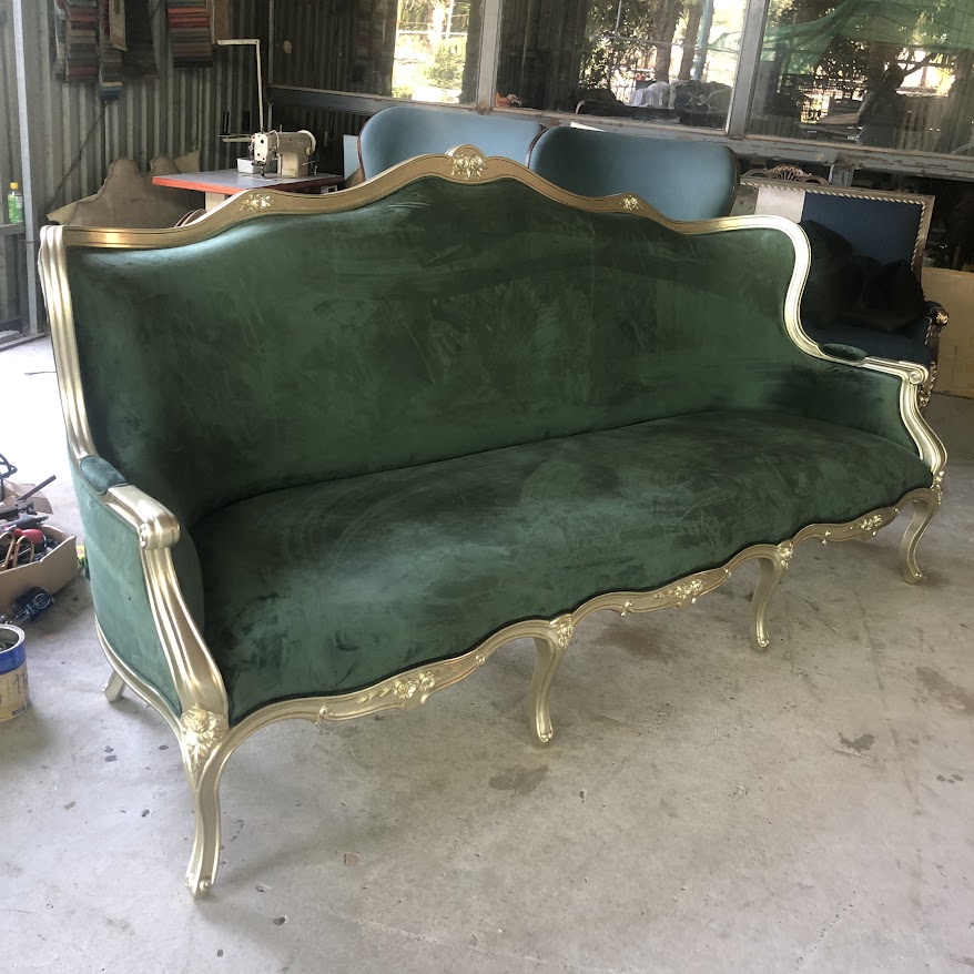 bo-sofa-co-dien-louis-15-cham-hoa-hong