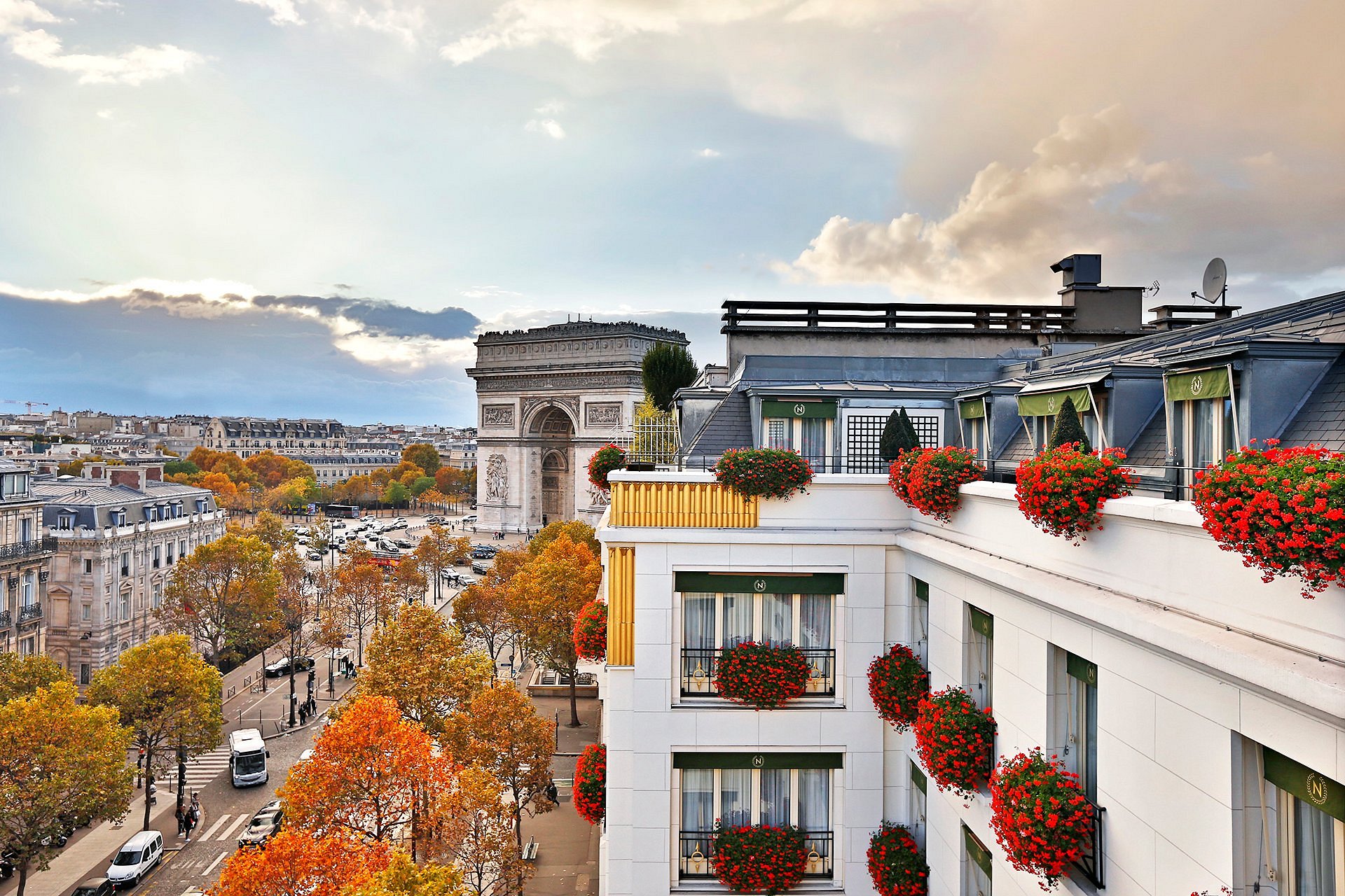 Hôtel Napoleon: Trải Nghiệm Phong Cách Empire Giữa Lòng Paris