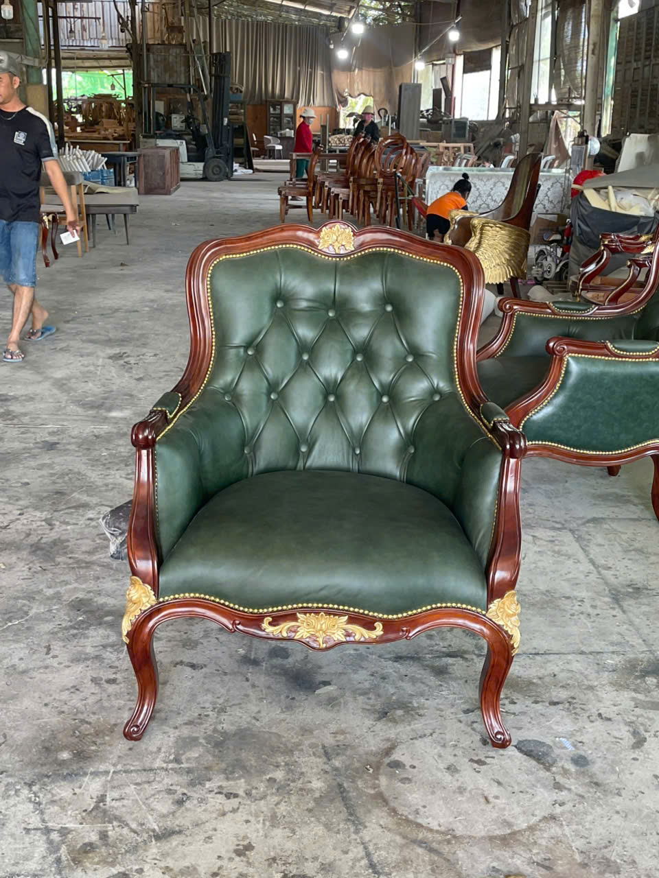 BỘ SOFA CỔ ĐIỂN LOUIS 15 CHẠM BÔNG HỒNG BỌC DA