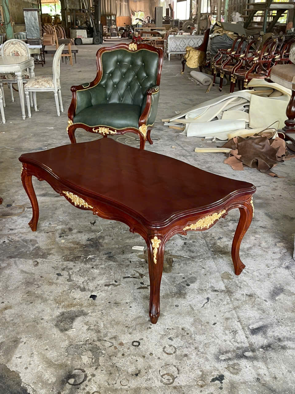 BỘ SOFA CỔ ĐIỂN LOUIS 15 CHẠM BÔNG HỒNG BỌC DA