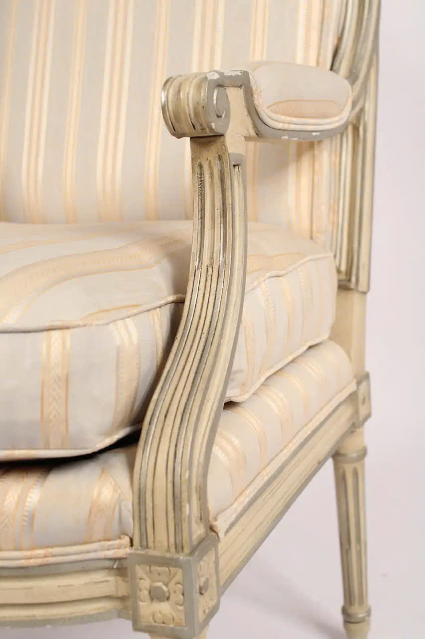 Chân ghế cổ điển armchair Louis 16 được chạm khắc tinh xảo tỉ mỉ