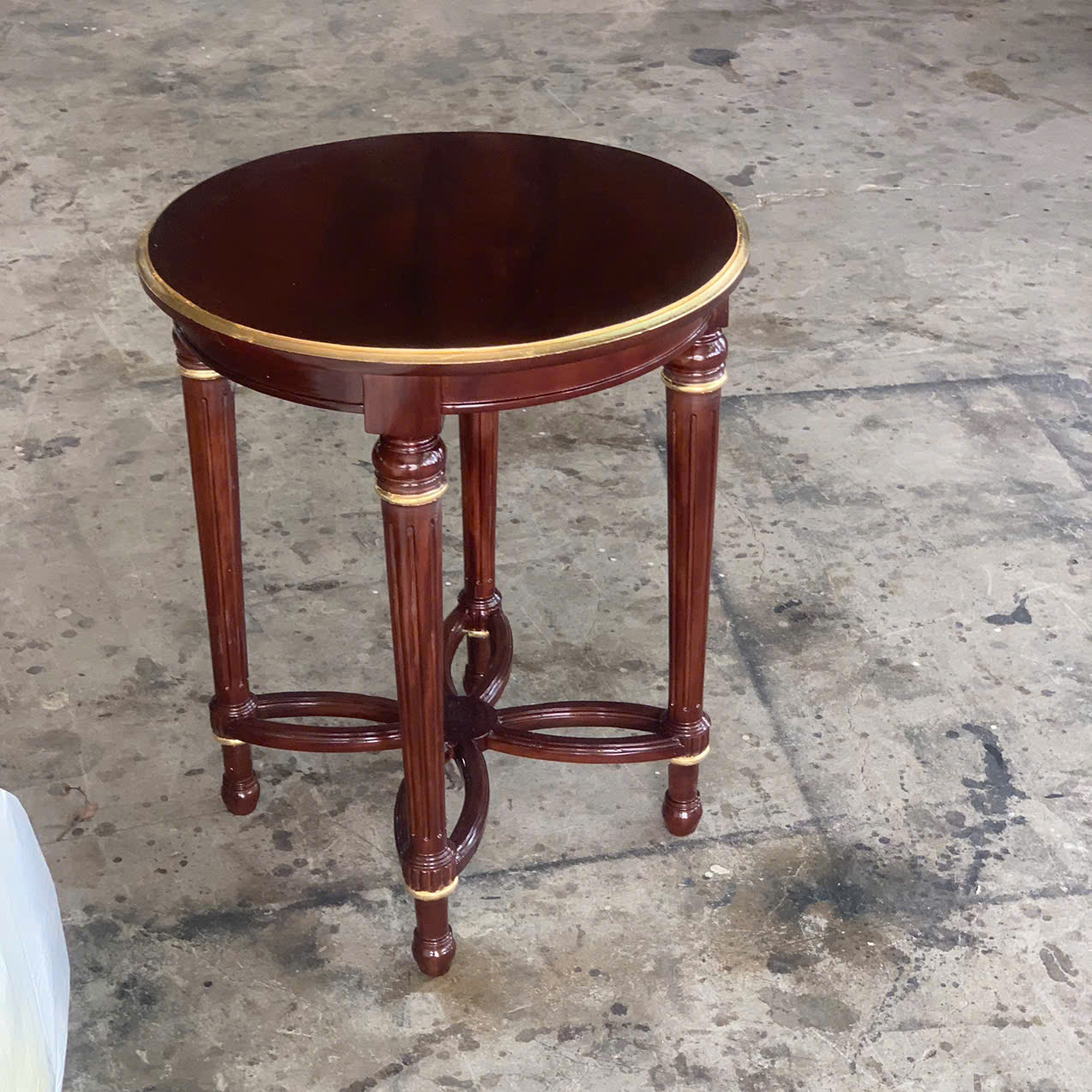 Bàn trà tròn nhỏ phong cách Louis