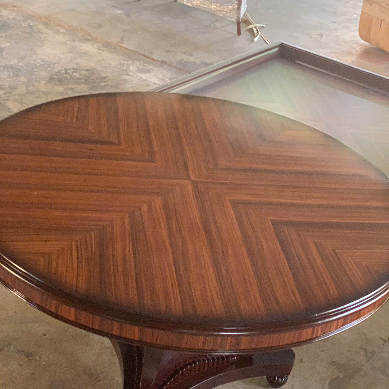 Bàn tròn cổ điển mặt ghép veneer