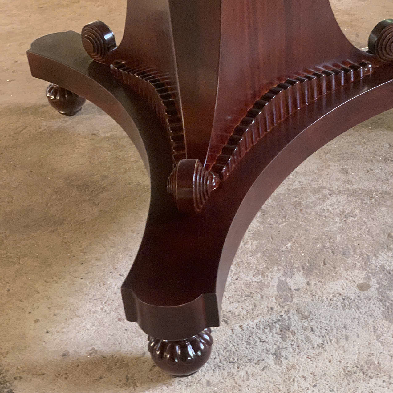 Phần chân bàn ăn cổ điển được chạm khắc hoa văn tỉ mỉ