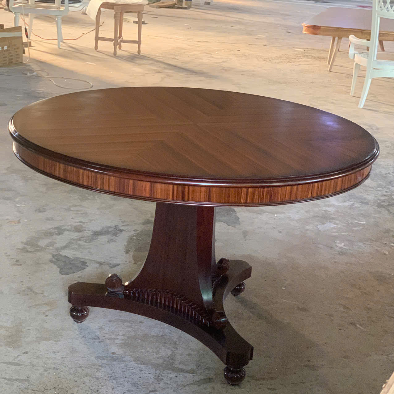 bàn ăn cổ điển cao cấp mặt tròn phong cách Châu Âu