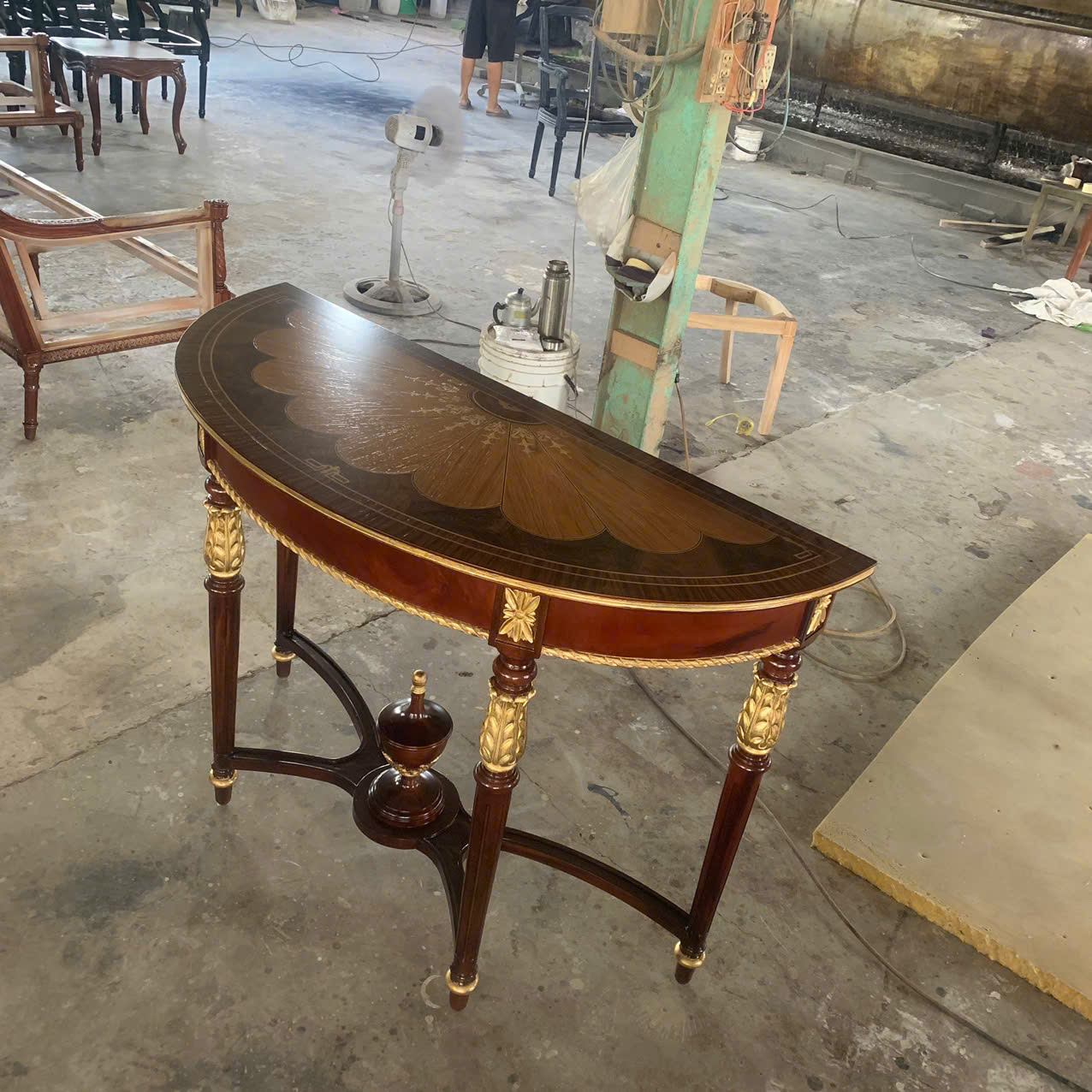 Bàn console bằng gỗ phong cách cổ điển