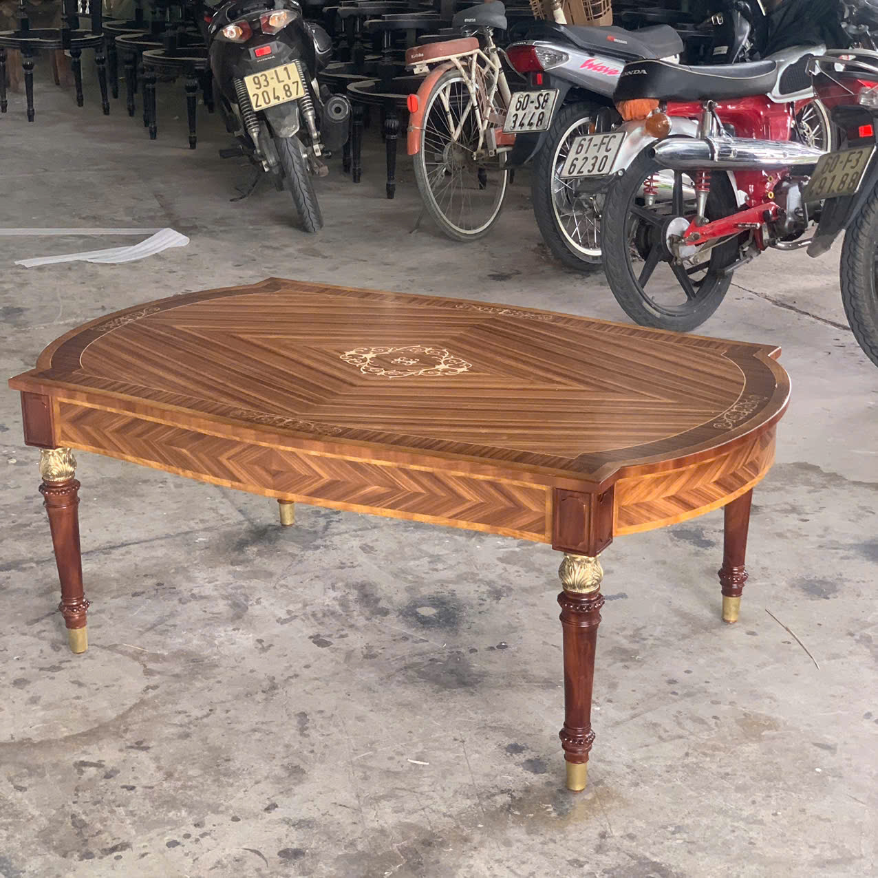 bàn ăn cổ điển Louis 