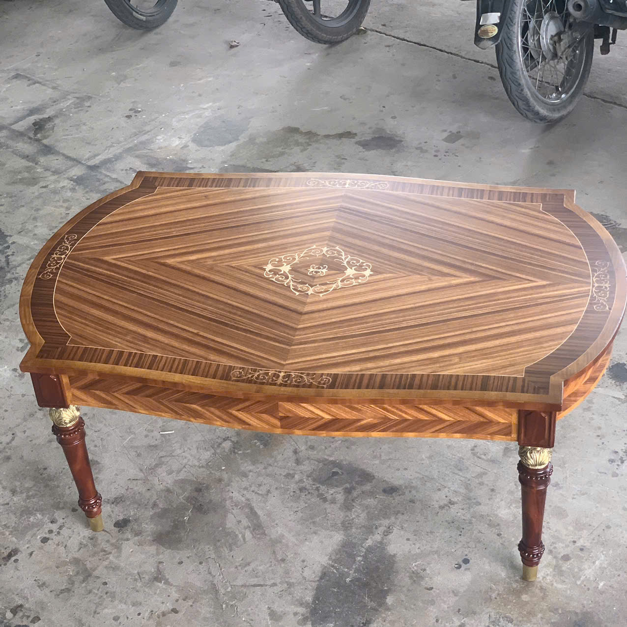 Bàn trà phong cách cổ điển Louis