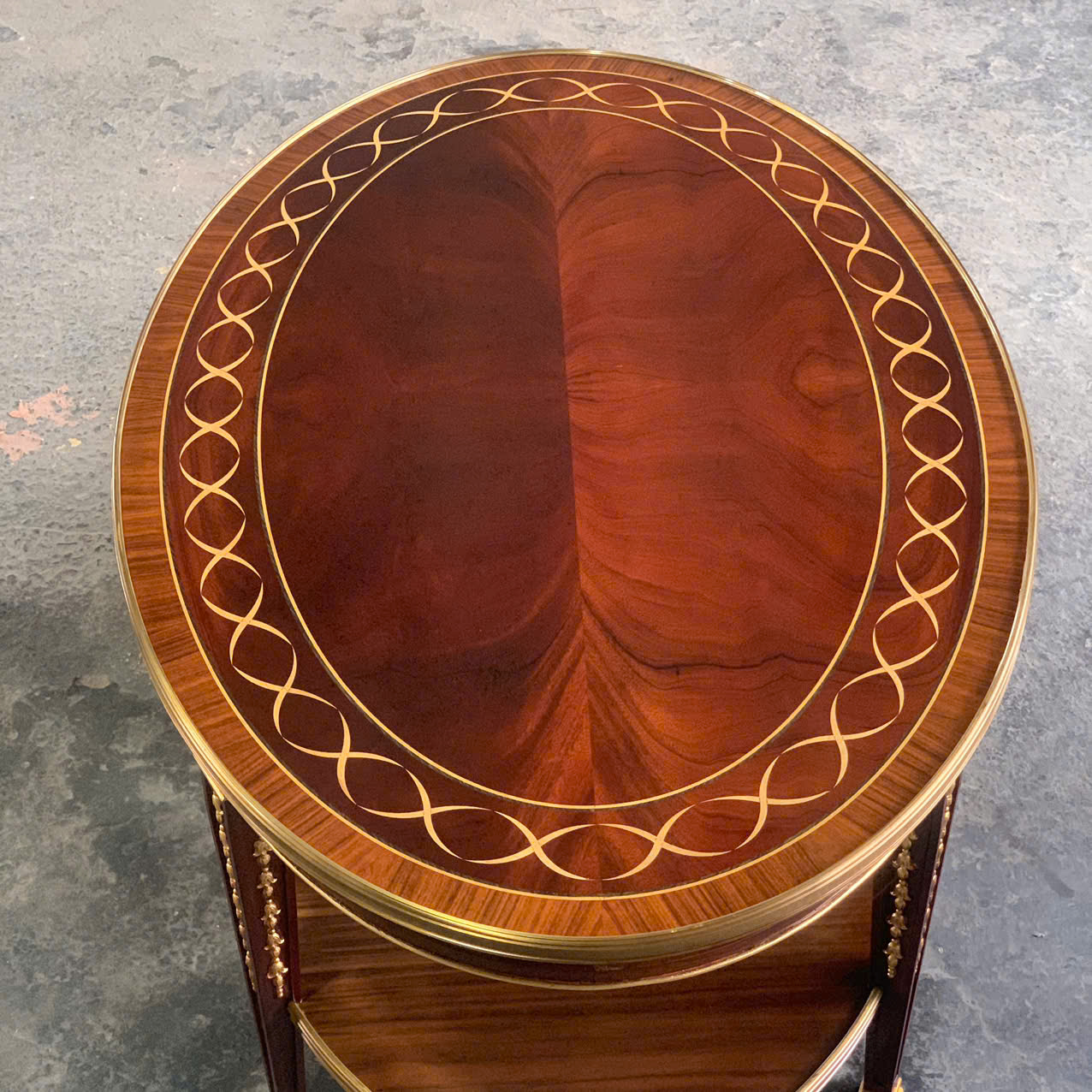 Bàn trà oval phong cách cổ điển Châu Âu