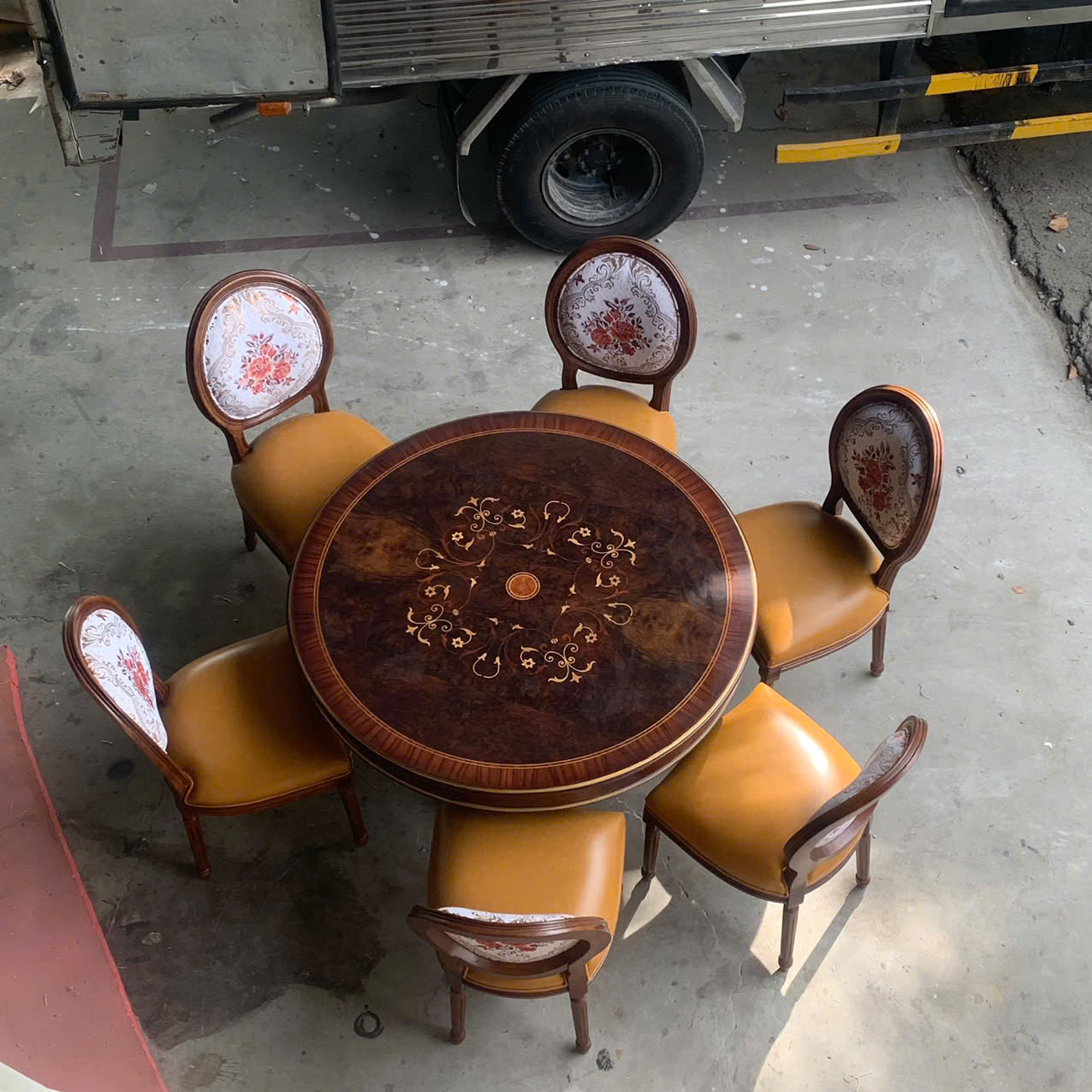 bộ bàn ăn tròn cao cấp phong cách cổ điển