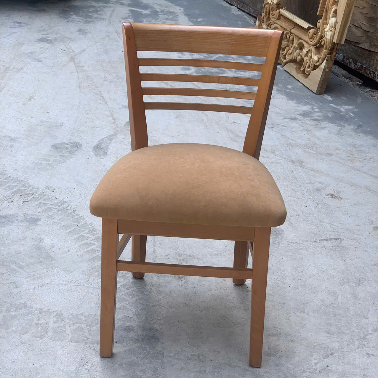 Ghế gỗ bọc nệm phong cách hiện đại