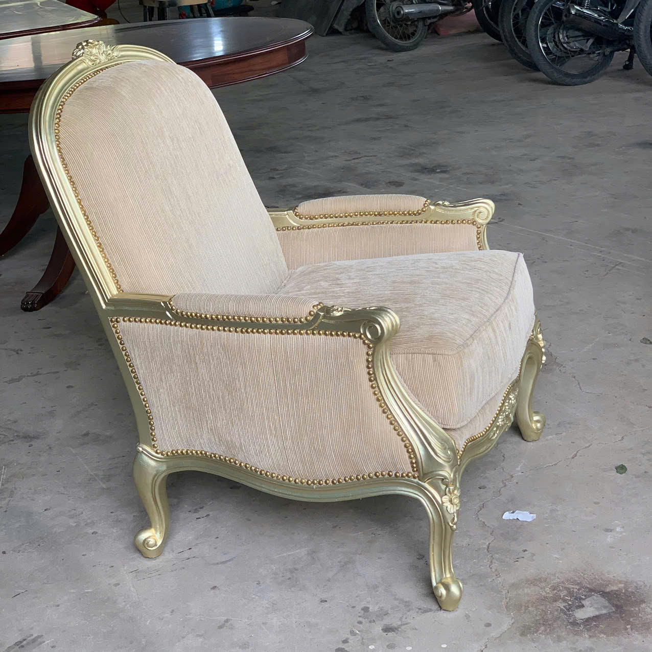sofa đơn cao cấp Louis XV hoàn thiện thực tế tại xưởng