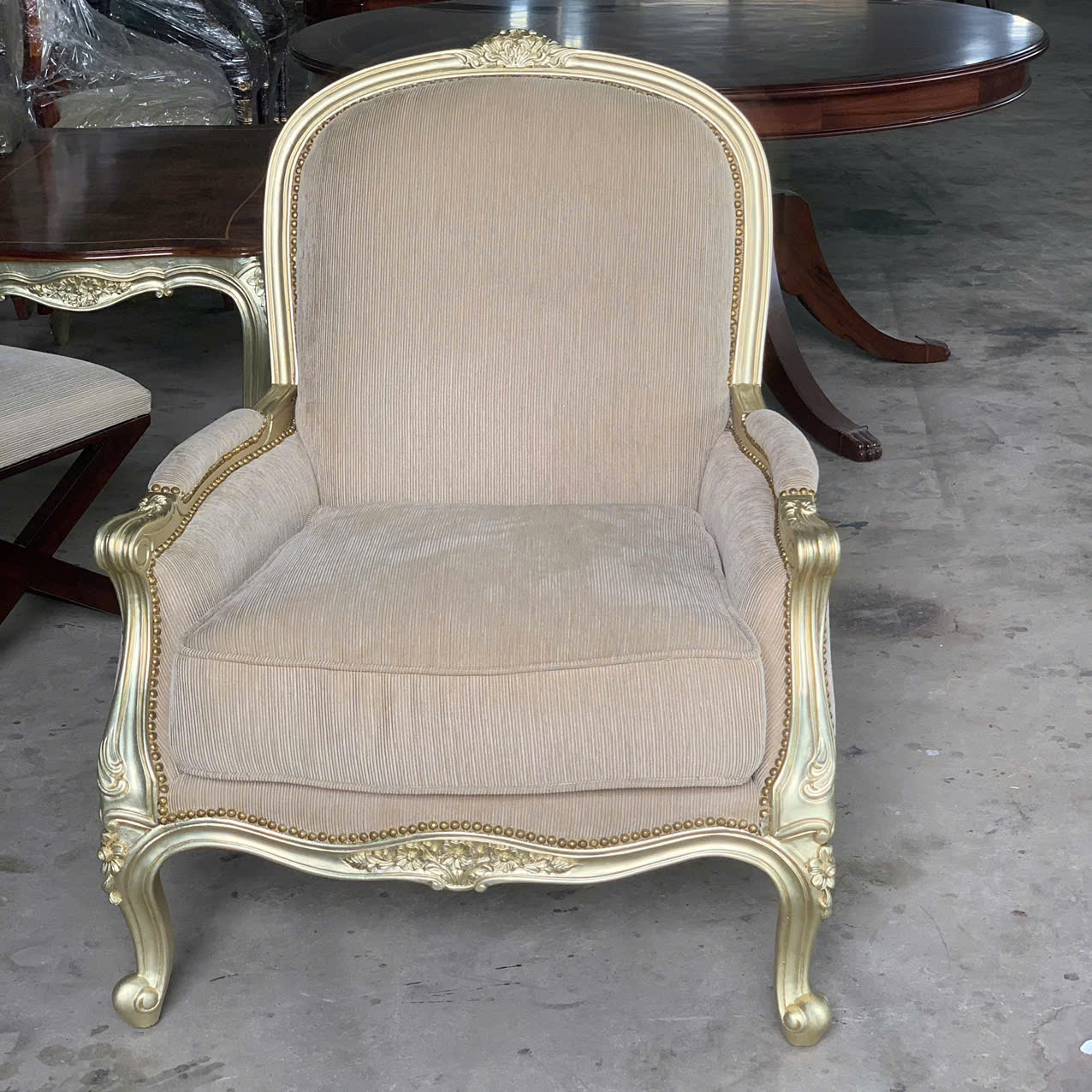 Ghế sofa đơn bọc vải bố phong cách cổ điển Louis 15 viền đinh đồng thau