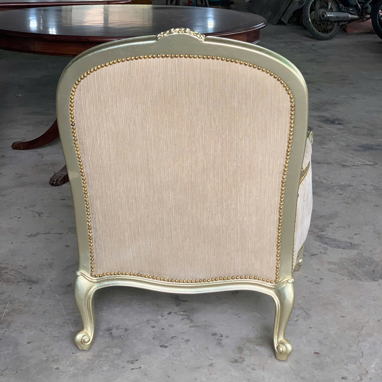 sofa đơn cao cấp Louis XV hoàn thiện thực tế tại xưởng