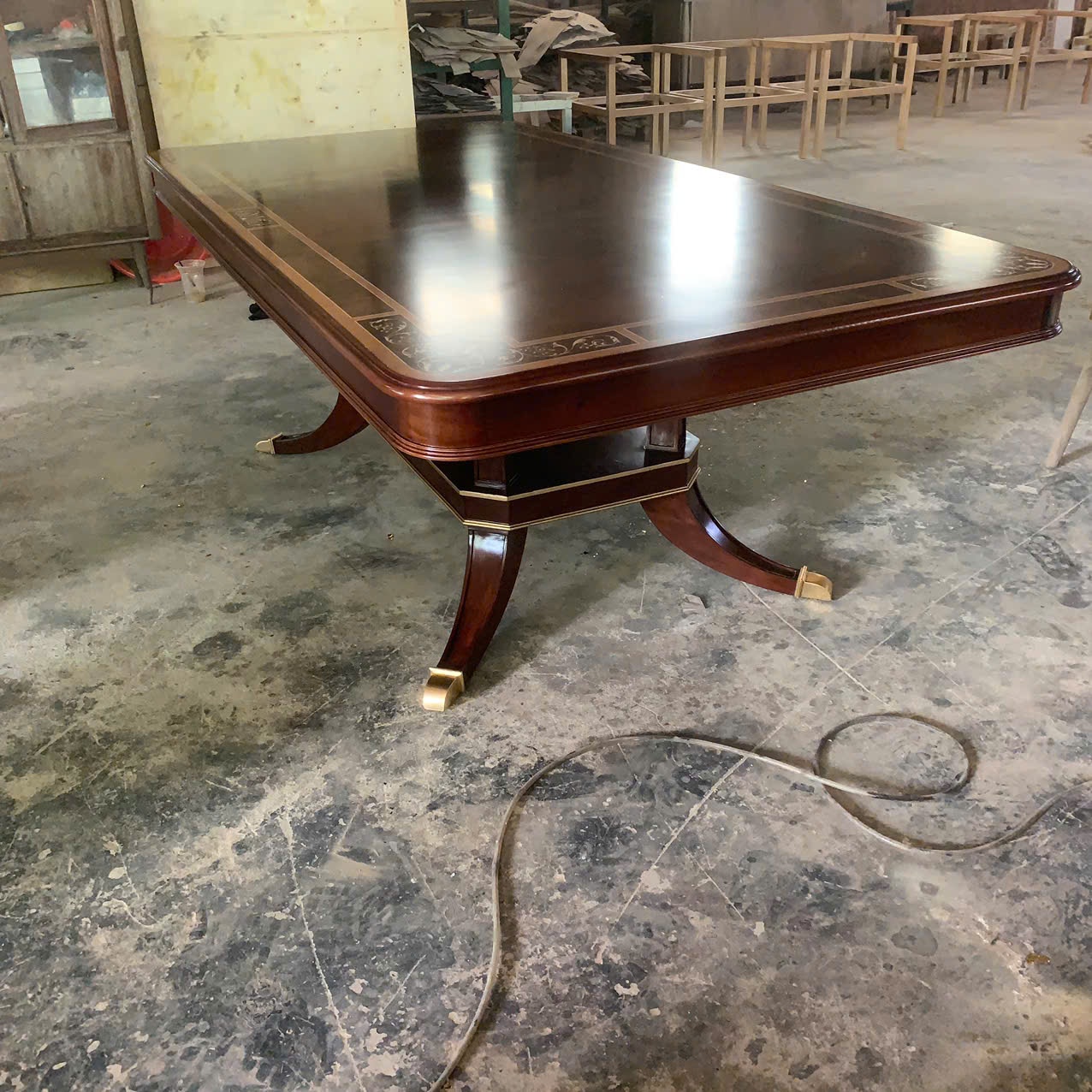 bàn ăn cổ điển châu âu