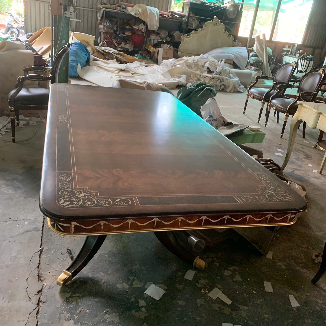 bàn ăn cổ điển hoàng gia Châu Âu