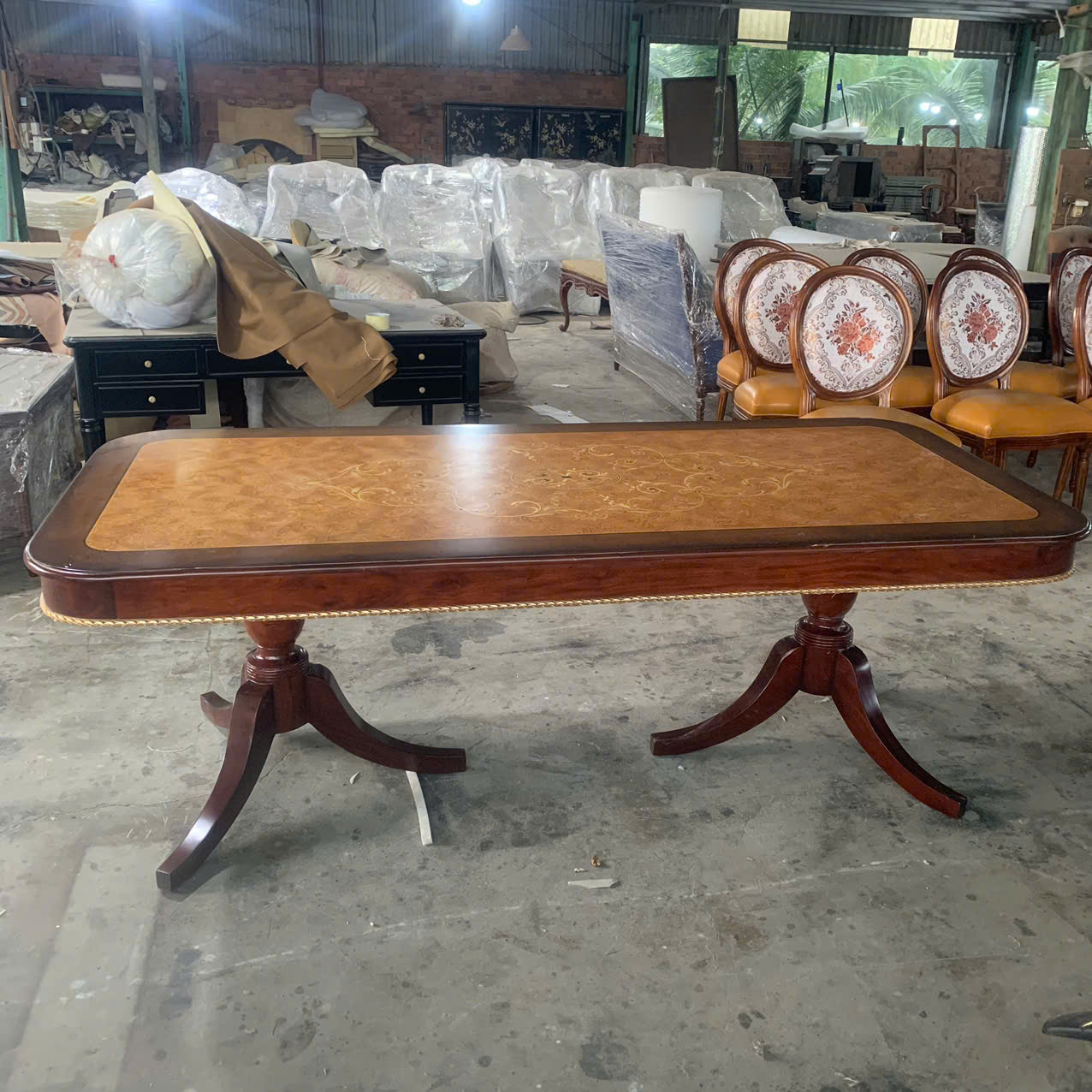 Bàn ăn cổ điển đẹp phong cách Châu Âu