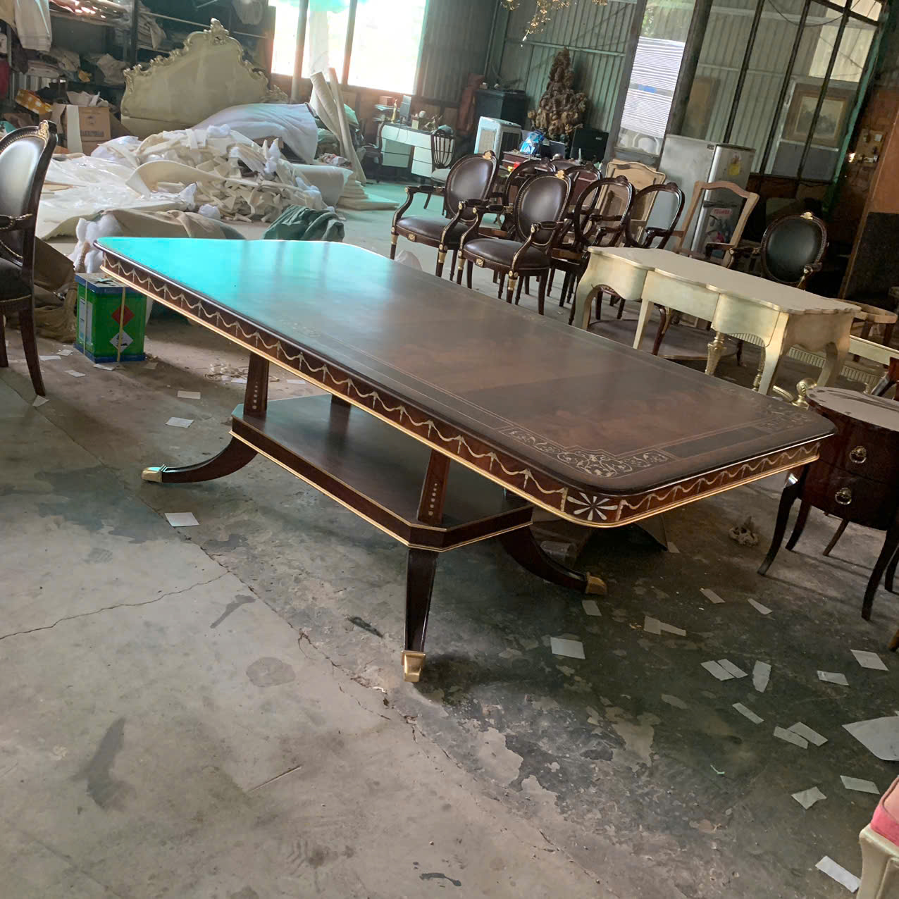 bàn ăn cổ điển phong cách hoàng gia