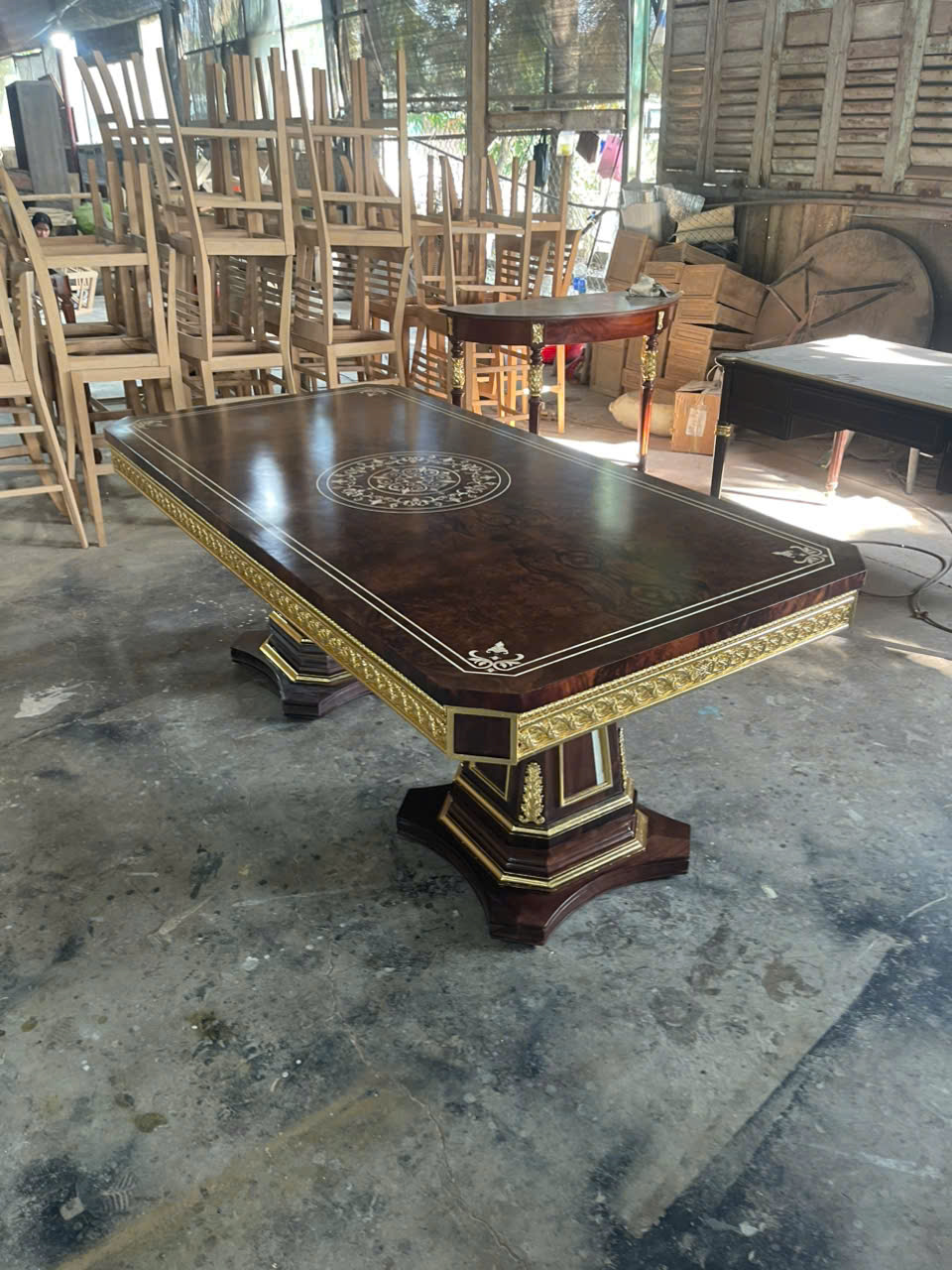 bàn-ăn-cổ-điển-phong-cách ý