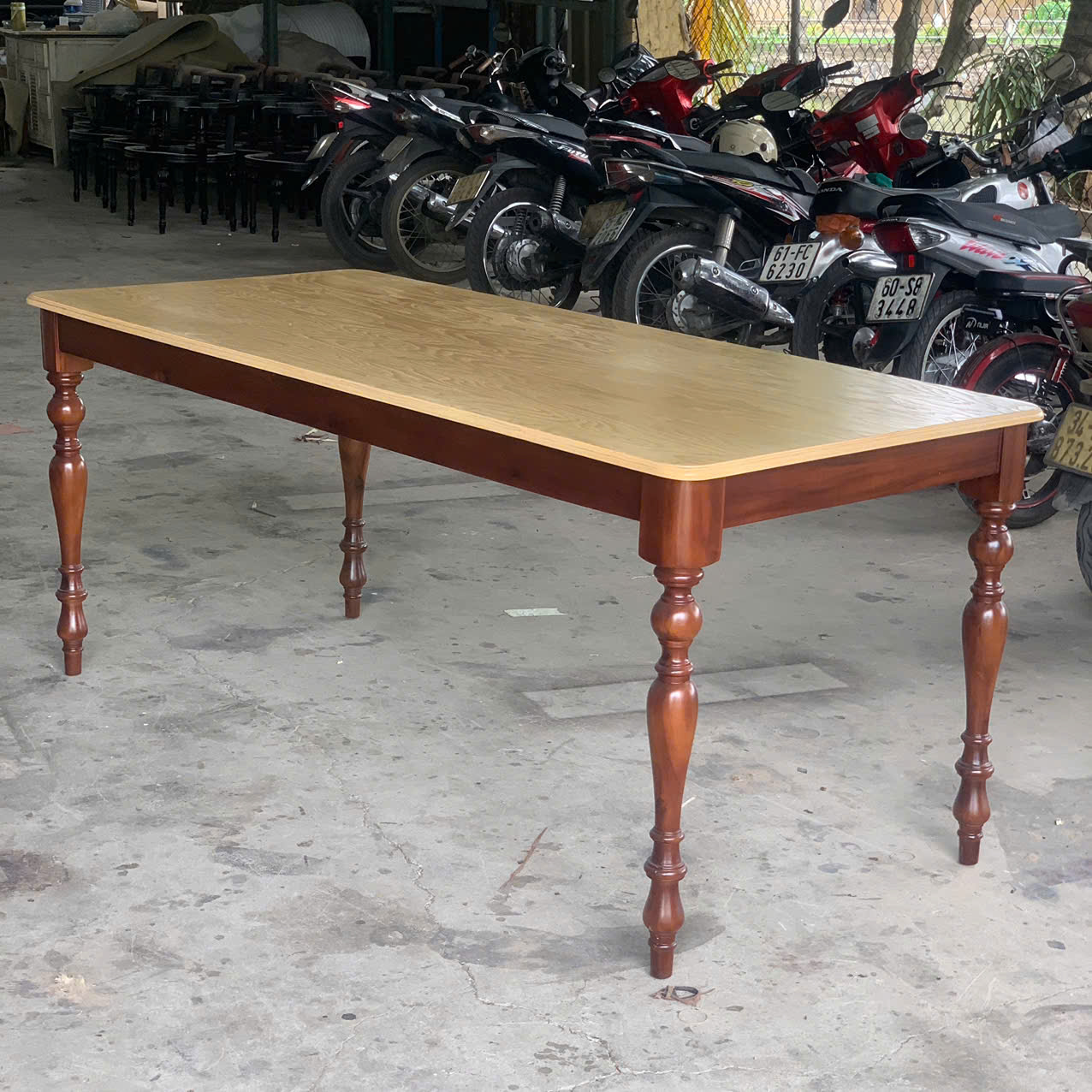 Bàn ăn tân cổ điển Indochine màu nâu