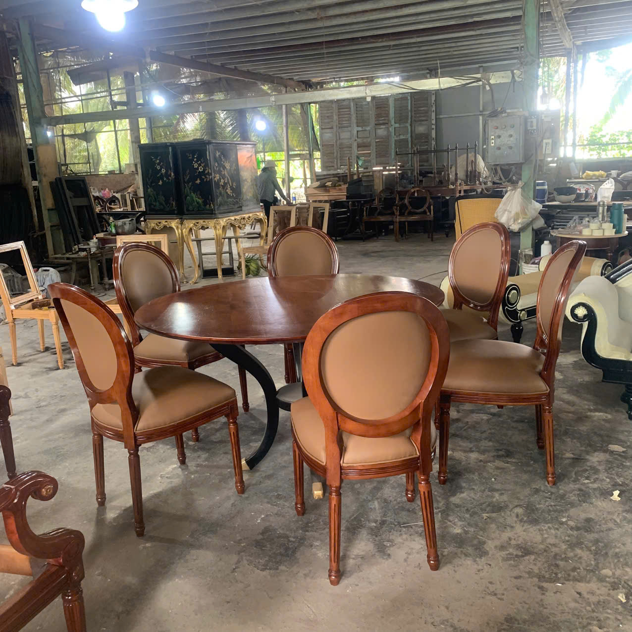 Bộ bàn ghế ăn phong cách cổ điển Louis