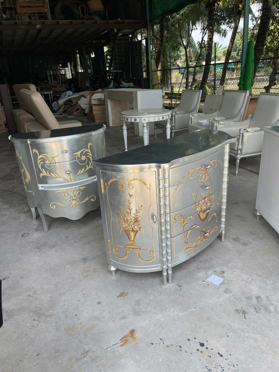 tủ console tân cổ điển sơn bạc khắc hoa văn vàng
