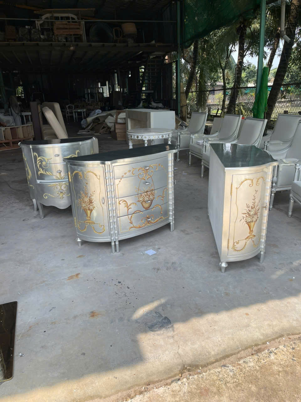 tủ console trang trí phong cách tân cổ điển sơn bạc khắc hoa văn vàng