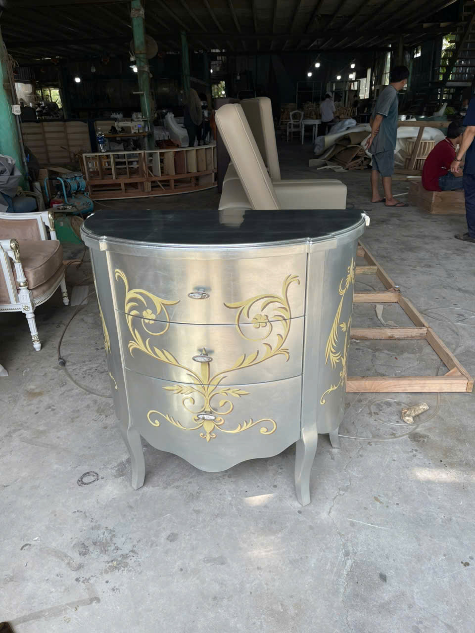 tủ console phòng khách phong cách tân cổ điển vẽ hoa văn