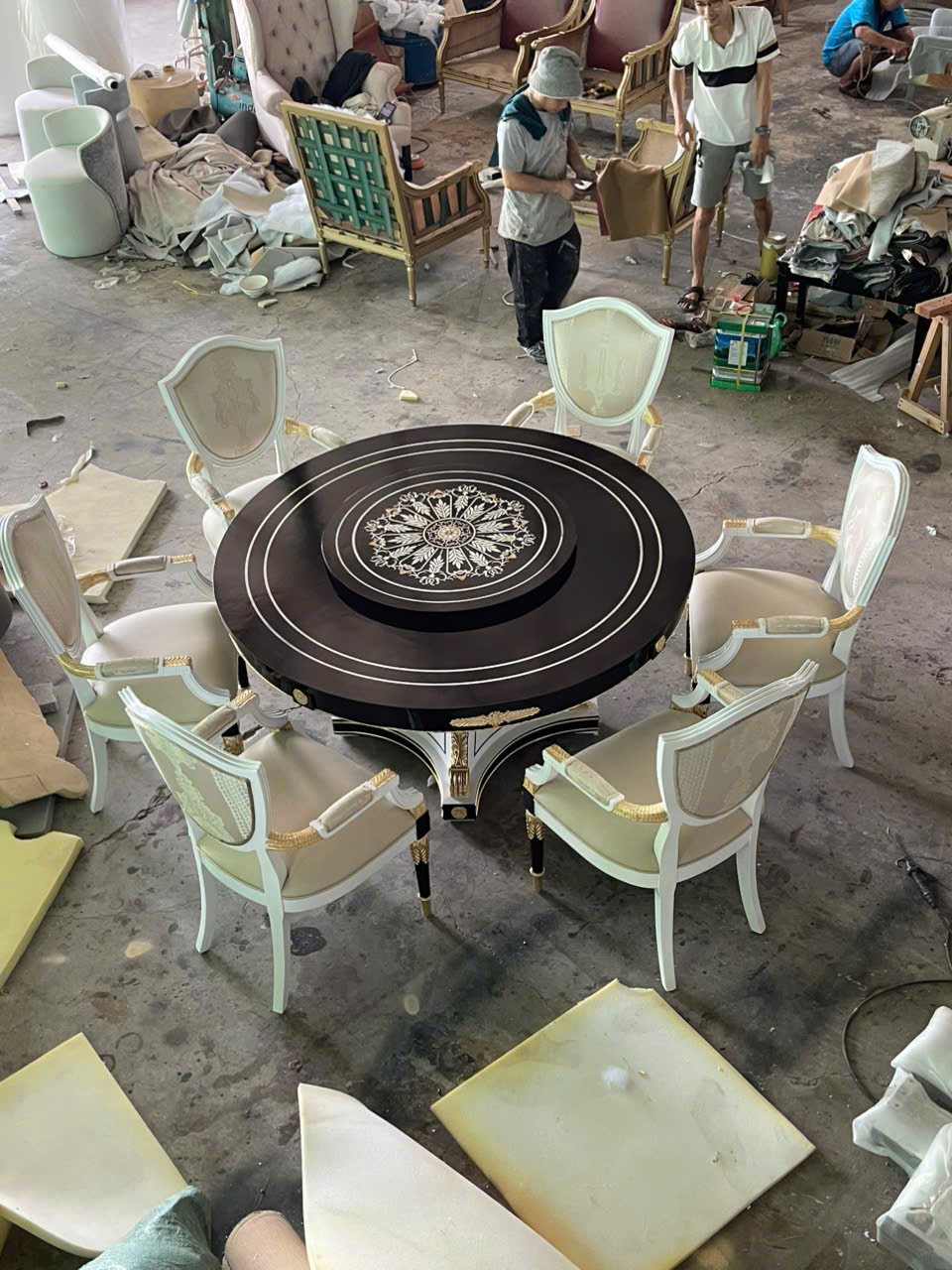 Bộ bàn ăn cổ điển tròn Malmaison phong cách Ý