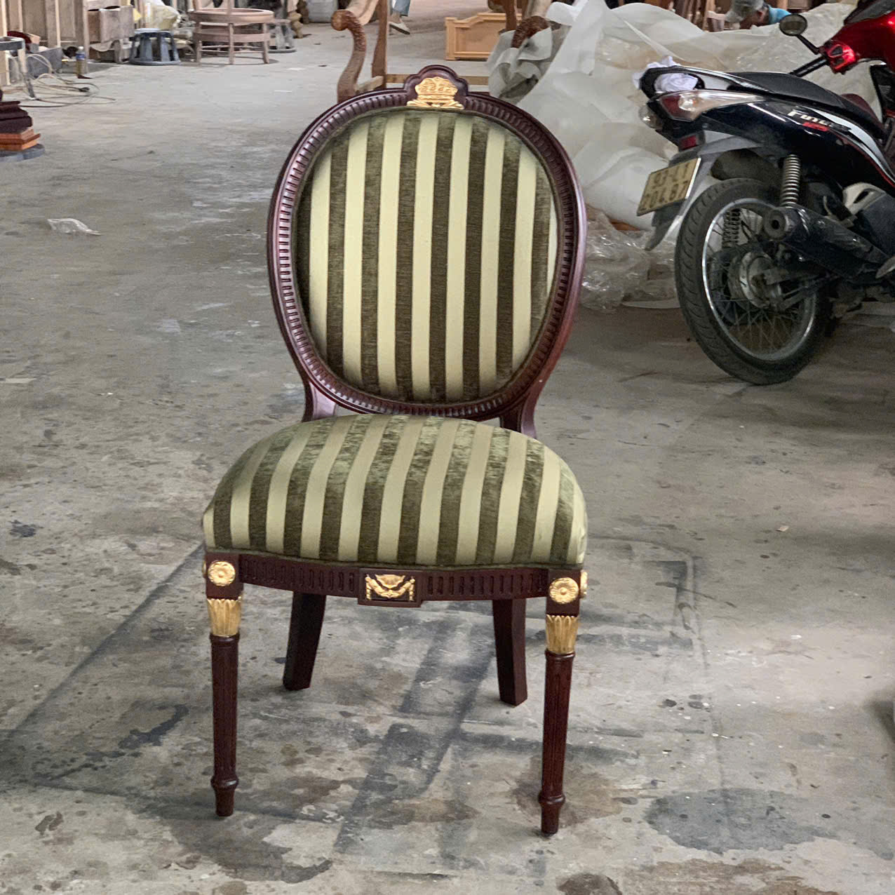 Ghế ăn Louis king chair 16 sơn màu nâu bọc hoa văn dán lá vàng