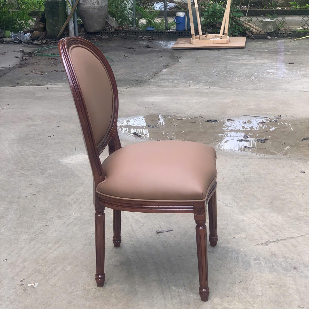 Ghế ăn gỗ tân cổ điển Louis 16 sơn màu nâu bọc da công nghiệp