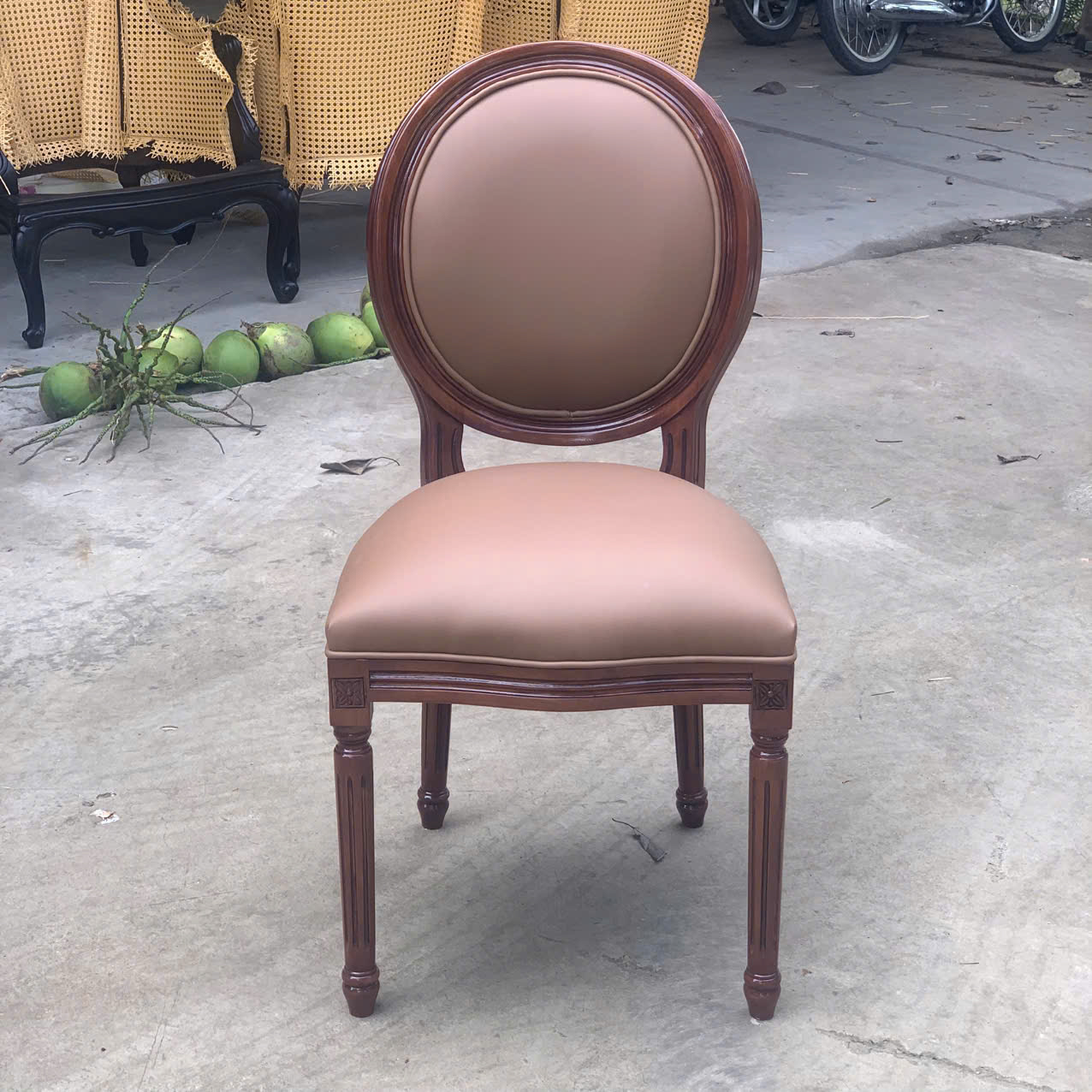  Hình ảnh sản phẩm ghế ăn tân cổ điển Louis XVI bọc simili hoàn thiện thực tế tại xưởng