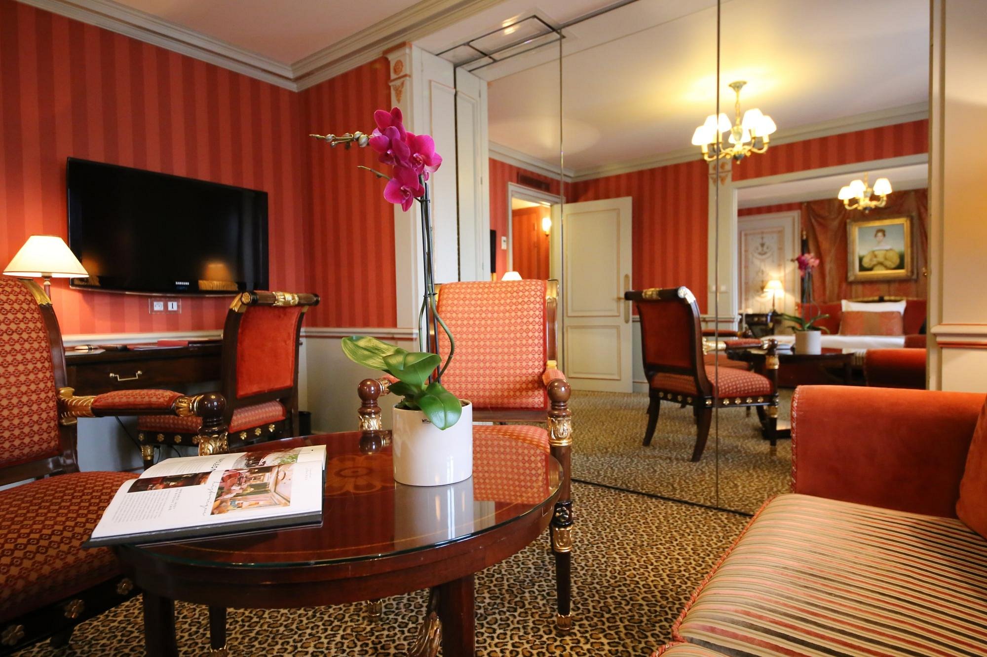 Khách sạn Hôtel Napoleon Paris, nội thất cổ điển châu âu, empire