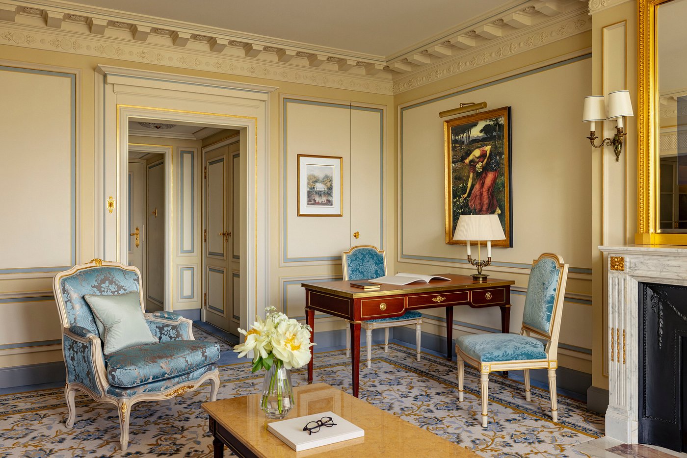 Khách sạn Ritz Paris - Nội thất cổ điển Châu Âu, Ghế armchair