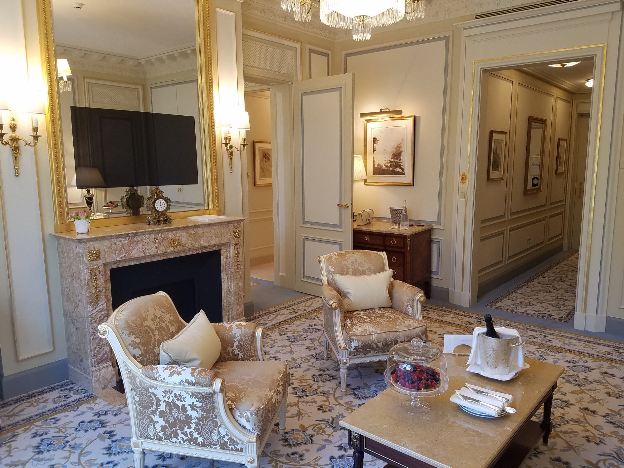 Khách sạn Ritz Paris - Nội thất cổ điển Châu Âu, Ghế armchair