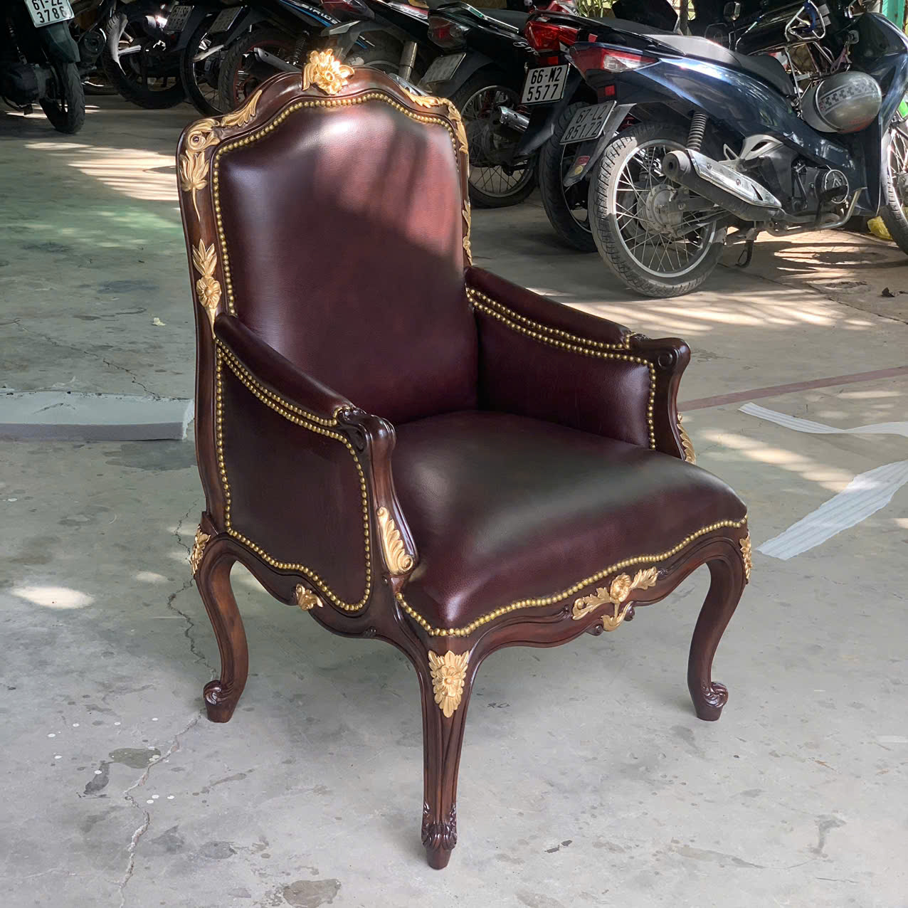 sofa louis XV họa tiết dát vàng, đóng đinh đồng